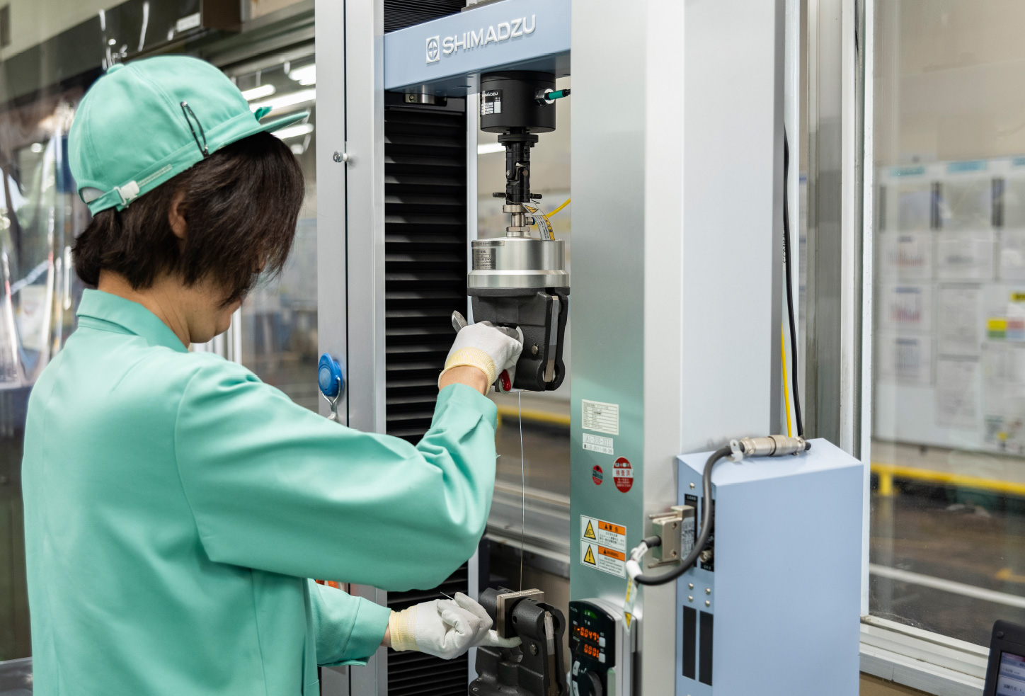 めっき線の引張試験をしている写真