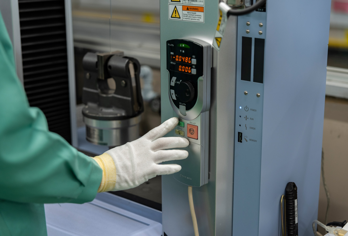 錫めっき線の引張試験をしている写真