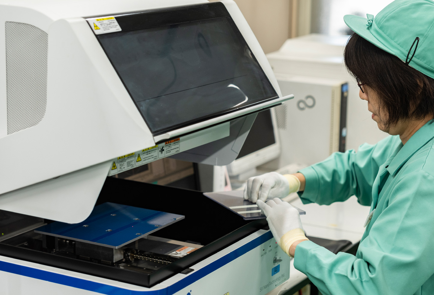 めっき線を分析している写真