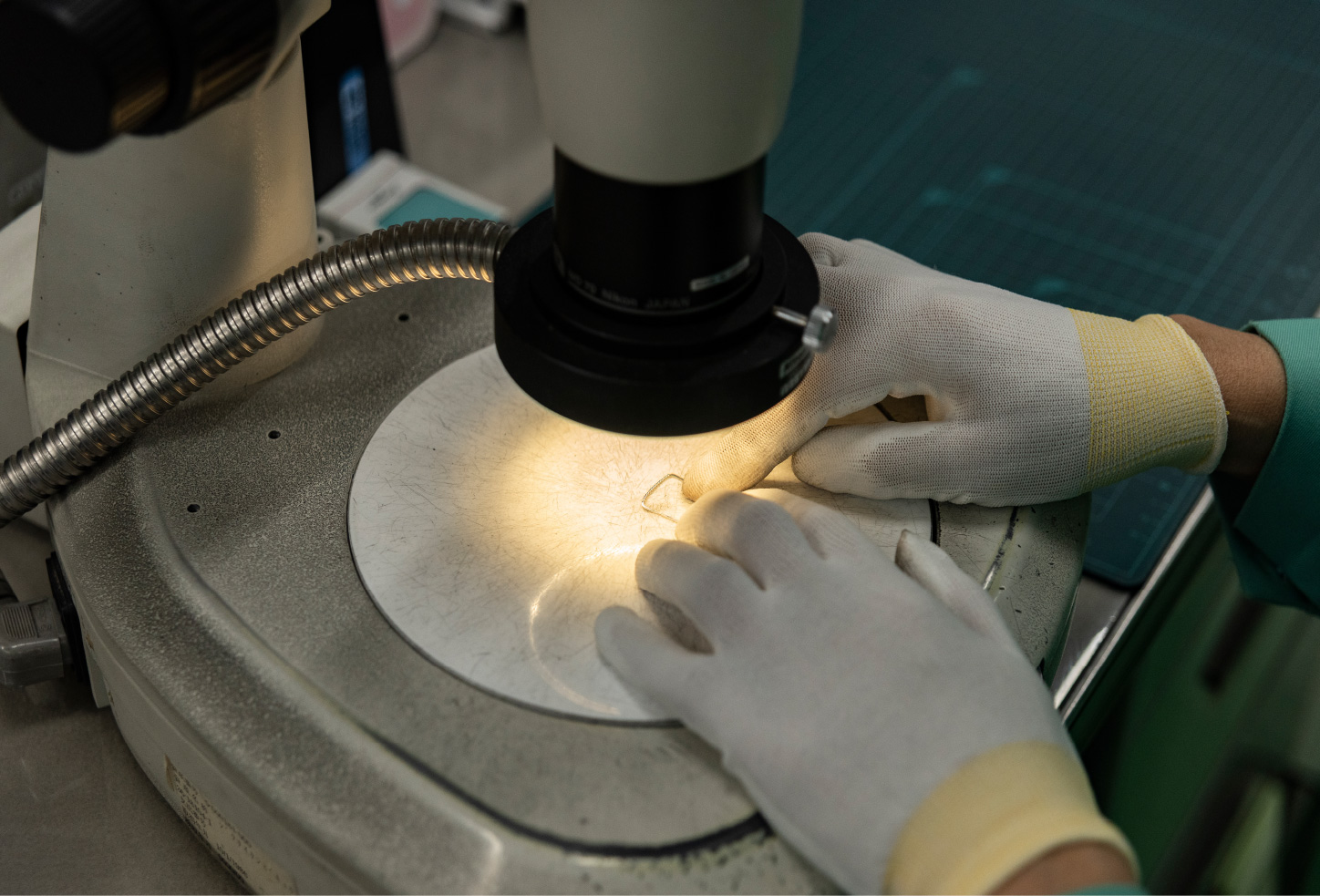 めっき線の顕微鏡観察している写真